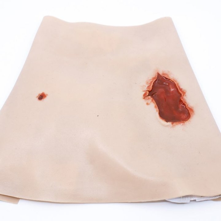 Ferite da indossare - ferita d'ingresso/uscita da arma da fuoco, parte superiore della gamba