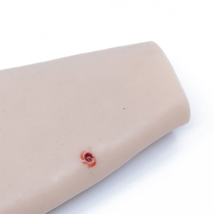 Ferite da indossare - Ferita d'arma da fuoco d'ingresso/uscita sull'avambraccio con scarico