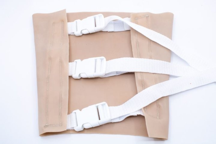 Ferite da indossare - ferita d'ingresso/uscita da arma da fuoco, parte superiore della gamba